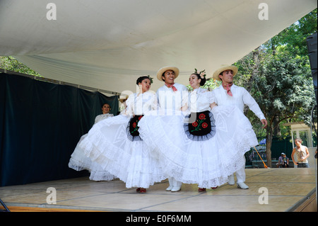 La classe de danse de l'école secondaire de l'exposition danses mexicaines traditionnelles dans le parc de Chapultepec, Mexico, Mexique. Banque D'Images