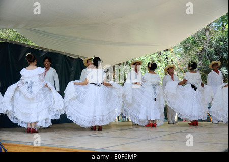 La classe de danse de l'école secondaire de l'exposition danses mexicaines traditionnelles dans le parc de Chapultepec, Mexico, Mexique. Banque D'Images