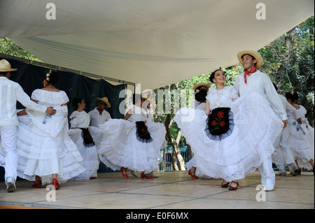 La classe de danse de l'école secondaire de l'exposition danses mexicaines traditionnelles dans le parc de Chapultepec, Mexico, Mexique. Banque D'Images