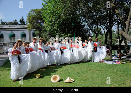 La classe de danse de l'école secondaire de l'exposition danses mexicaines traditionnelles dans le parc de Chapultepec, Mexico, Mexique Banque D'Images