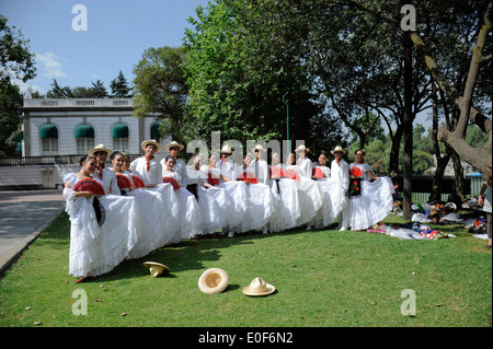 La classe de danse de l'école secondaire de l'exposition danses mexicaines traditionnelles dans le parc de Chapultepec, Mexico, Mexique Banque D'Images