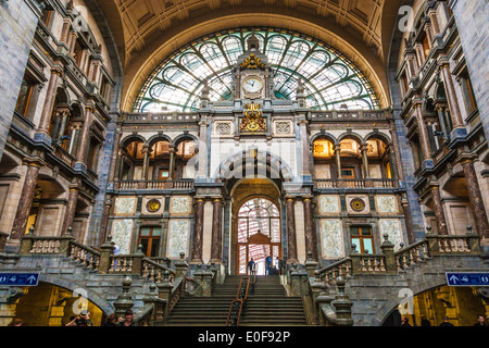 L'escalier dans le grand hall d'entrée et d'attente de la gare d'Anvers-central conçu par Louis Delacenserie. Banque D'Images