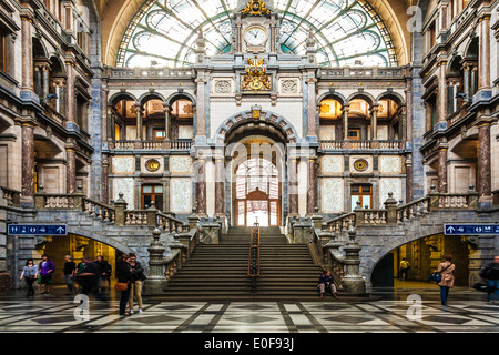 Le grand hall d'entrée et d'attente de la gare d'Anvers-central conçu par Louis Delacenserie. Banque D'Images