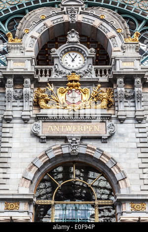 L'horloge au-dessus de l'entrée de la gare centrale. Banque D'Images