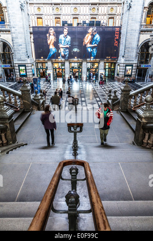 Le grand hall d'entrée et d'attente de la gare d'Anvers-central conçu par Louis Delacenserie. Banque D'Images