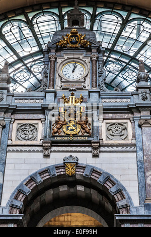 L'horloge au-dessus de l'entrée de la gare centrale. Banque D'Images