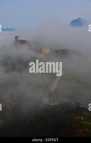 (140512) -- BEIJING, 12 mai 2014 (Xinhua) -- Photo prise le 12 mai 2014 montre les nuages sur la Grande Muraille Jinshanling à Beijing, capitale de la Chine. (Xinhua/Zhang Aidong) (2004) Banque D'Images