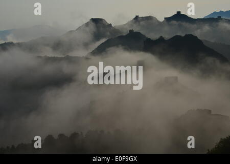 (140512) -- BEIJING, 12 mai 2014 (Xinhua) -- Photo prise le 12 mai 2014 montre les nuages sur la Grande Muraille Jinshanling à Beijing, capitale de la Chine. (Xinhua/Zhang Aidong) (2004) Banque D'Images