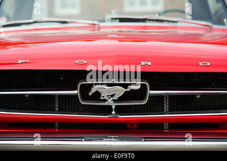 Ford Mustang horse logo sur la calandre de cette voiture américaine classique Banque D'Images