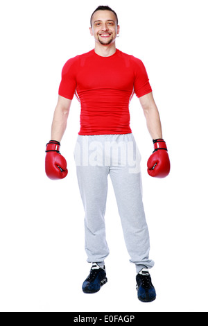 Portrait d'un boxeur heureux debout sur fond blanc Banque D'Images