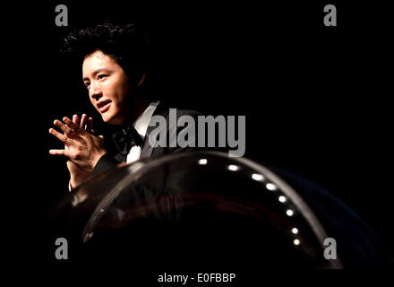 Beijing, Chine. 12 mai, 2014. Le pianiste chinois Li Yundi assiste à une cérémonie de lancement de sa tournée 2014 en Chine à Beijing, capitale de la Chine, le 12 mai 2014. Li Yundi aura une tournée nationale nommée 'empereur Fantasy' dans les six prochains mois. © Liangkuai Jin/Xinhua/Alamy Live News Banque D'Images