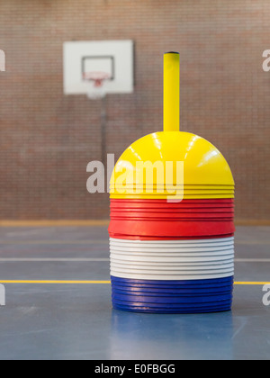 Intérieur d'une salle de sport à l'école, différentes couleurs de cônes Banque D'Images