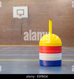 Intérieur d'une salle de sport à l'école, différentes couleurs de cônes Banque D'Images