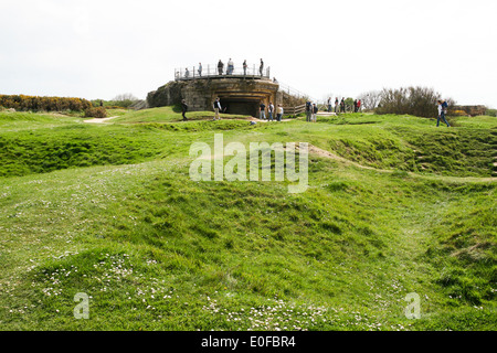 La Pointe du Hoc, Normandie, France. Ruines du bunker en béton allemand dans la distance et bombardements dégâts en premier plan Banque D'Images