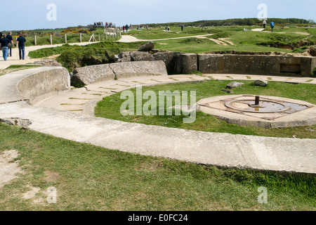 La Pointe du Hoc, Normandie, France. Ruines d'artillerie lourde de base. Banque D'Images