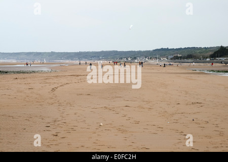 Omaha Beach Normandie France à marée basse avec des gens à l'arrière-plan Banque D'Images