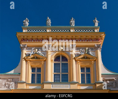 Au-dessus du pavillon du bâtiment principal au Palais de Wilanów à Varsovie, Pologne Banque D'Images