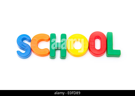 School écrit en lettres magnétiques. on a white background studio. Banque D'Images