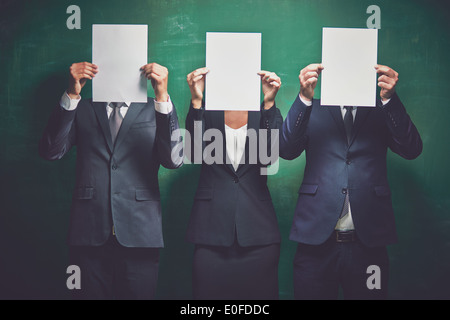 Partenaires d'affaires élégant holding blank documents sur fond vert Banque D'Images