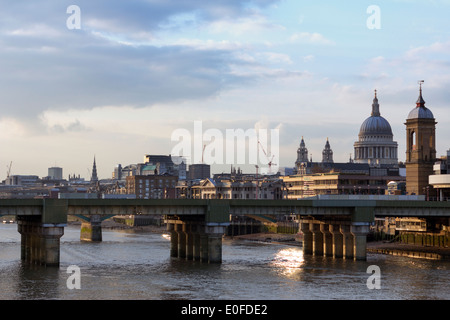 Toits de Londres avec St Paul, pris de London Bridge. Banque D'Images