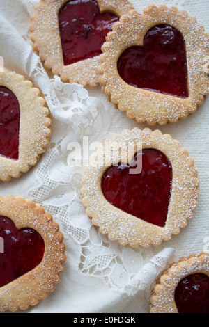 Confiture de fraises, Biscuits Linzer en forme de coeur sur la dentelle Banque D'Images