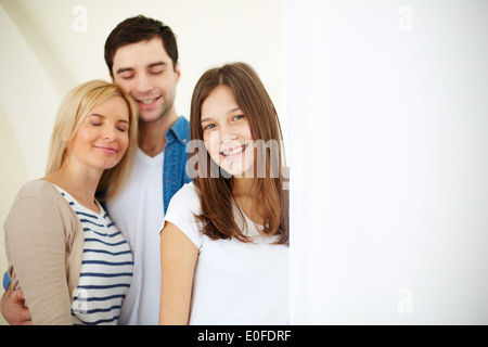 Portrait d'une famille heureuse de trois dans l'isolement Banque D'Images