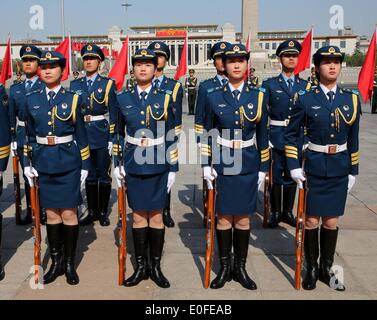 Beijing, Chine. 12 mai, 2014. Les femmes membres de la garde d'honneur de recevoir une inspection à Beijing, capitale de Chine, le 12 mai 2014. Le premier groupe de 13 femmes membres de l'Armée de libération du peuple garde d'Honneur a fait ses débuts le lundi. Credit : Pang Xinglei/Xinhua/Alamy Live News Banque D'Images