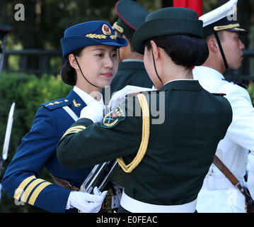 Beijing, Chine. 12 mai, 2014. Les femmes membres de la garde d'honneur à se préparer à une inspection à Beijing, capitale de Chine, le 12 mai 2014. Le premier groupe de 13 femmes membres de l'Armée de libération du peuple garde d'Honneur a fait ses débuts le lundi. Credit : Pang Xinglei/Xinhua/Alamy Live News Banque D'Images