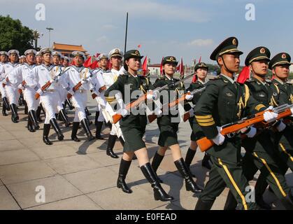 Beijing, Chine. 12 mai, 2014. Les femmes membres de la garde d'honneur de recevoir une inspection à Beijing, capitale de Chine, le 12 mai 2014. Le premier groupe de 13 femmes membres de l'Armée de libération du peuple garde d'Honneur a fait ses débuts le lundi. Credit : Pang Xinglei/Xinhua/Alamy Live News Banque D'Images