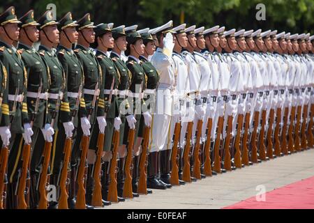 Beijing, Chine. 12 mai, 2014. Les femmes membres de la garde d'honneur de recevoir une inspection à Beijing, capitale de Chine, le 12 mai 2014. Le premier groupe de 13 femmes membres de l'Armée de libération du peuple garde d'Honneur a fait ses débuts le lundi. Credit : Wan Xiaojun/Xinhua/Alamy Live News Banque D'Images