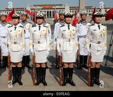 Beijing, Chine. 12 mai, 2014. Les femmes membres de la garde d'honneur de recevoir une inspection à Beijing, capitale de Chine, le 12 mai 2014. Le premier groupe de 13 femmes membres de l'Armée de libération du peuple garde d'Honneur a fait ses débuts le lundi. Credit : Pang Xinglei/Xinhua/Alamy Live News Banque D'Images