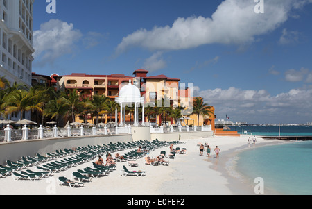 La petite plage de sable à l'Hôtel Riu Palace Las Americas situé à Cancun Hotel zone, Mexique Banque D'Images