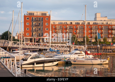 Marina, Centre Commercial GUNWHARF QUAYS Portsmouth ; ; ; Angleterre ; UK Banque D'Images