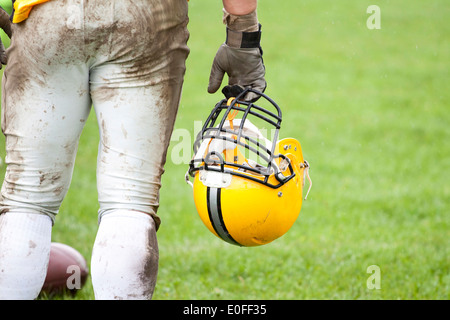 Jeu de football américain avec des problèmes de mise au point les joueurs dans l'arrière-plan Banque D'Images