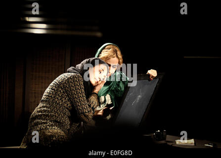 Téhéran, Iran. Le 11 mai, 2014. Les étudiants iraniens effectuer pendant le 17ème Festival International de Théâtre étudiant à Téhéran, capitale de l'Iran, le 11 mai 2014. Les huit jours du festival ouvert ici le 10 mai. © Ahmad Halabisaz/Xinhua/Alamy Live News Banque D'Images