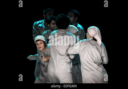 Téhéran, Iran. Le 11 mai, 2014. Les étudiants iraniens effectuer pendant le 17ème Festival International de Théâtre étudiant à Téhéran, capitale de l'Iran, le 11 mai 2014. Les huit jours du festival ouvert ici le 10 mai. © Ahmad Halabisaz/Xinhua/Alamy Live News Banque D'Images