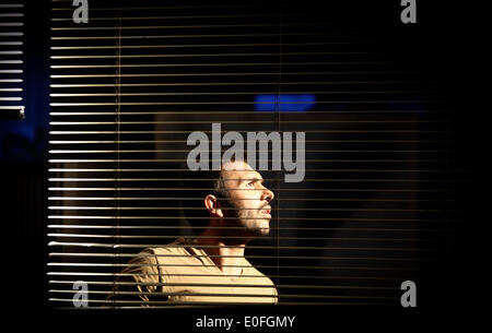 Téhéran, Iran. Le 11 mai, 2014. Un étudiant iranien effectue pendant le 17ème Festival International de Théâtre étudiant à Téhéran, capitale de l'Iran, le 11 mai 2014. Les huit jours du festival ouvert ici le 10 mai. © Ahmad Halabisaz/Xinhua/Alamy Live News Banque D'Images