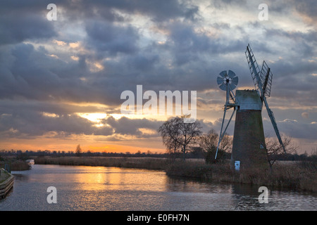 Coucher du soleil à Turf Fen Mill à comment Hill Ludham sur la rivière de l'Ant, Broadland, Norfolk Banque D'Images