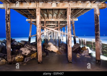 Une image de la Balboa Pier à Orange County en Californie tôt le matin montre le détail structurel et beauté environnante Banque D'Images