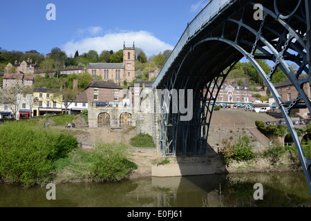 Sur le célèbre pont de fer à Ironbridge, Shropshire, Angleterre Banque D'Images