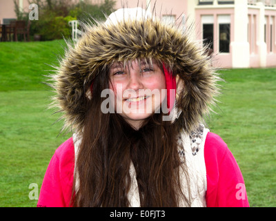 12 ans, fille, smiling at camera avec capuche fourrure Banque D'Images