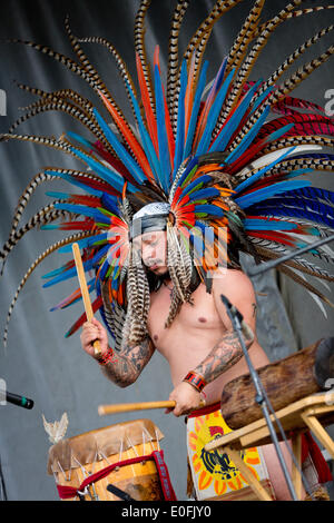 Les Amérindiens l'exécution Danza Azteca de tambours à l'Sheila R. Hardin Festival multiculturel, en janvier 2014. San Diego - Californie Banque D'Images