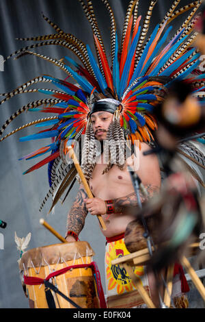 Les Amérindiens l'exécution Danza Azteca de tambours à l'Sheila R. Hardin Festival multiculturel, en janvier 2014. San Diego - Californie Banque D'Images