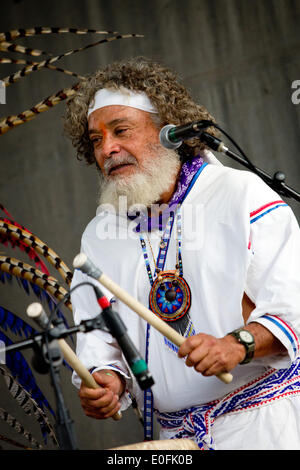 Les Amérindiens l'exécution Danza Azteca de tambours à l'Sheila R. Hardin Festival multiculturel, en janvier 2014. San Diego - Californie Banque D'Images