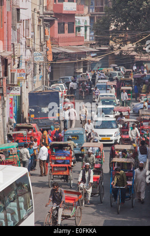 Scène de rue dans le quartier animé de Chandni Chowk bazar district de Old Delhi, Inde Banque D'Images
