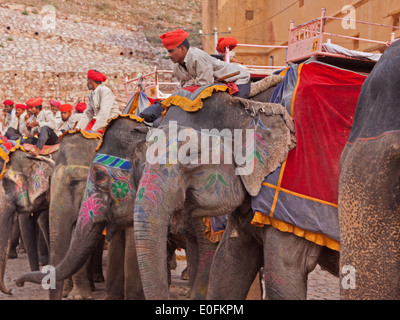 Cornacs et leurs éléphants en attente de touristes transmettre une forte pente jusqu'à la 16e siècle la forteresse d'ambre au Rajasthan, Inde Banque D'Images
