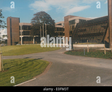 Cette photographie montre la réception avant d'un bâtiment principal, prise au milieu des années 1980 L'image a été utilisée dans une brochure pour mettre en évidence la conception et les caractéristiques architecturales du bâtiment à cette époque. Banque D'Images