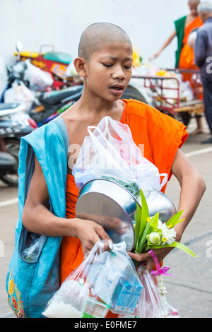 Monk recevant de la nourriture, Ayutthaya, Thaïlande Banque D'Images