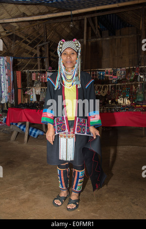 Tribeswoman Akha en costume traditionnel et portant une coiffe ornée, Chiang Mai, Thaïlande Banque D'Images