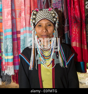 Tribeswoman Akha en costume traditionnel et portant une coiffe ornée, Chiang Mai, Thaïlande Banque D'Images